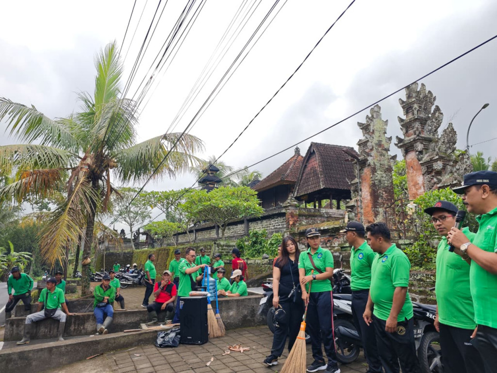 Kegiatan Gotong Royong Pelaksanaan Bersih Bersih Sungai oleh Aparatur Pemerintahan Desa Sembung dan Tenaga Kebersihan Desa Sembung